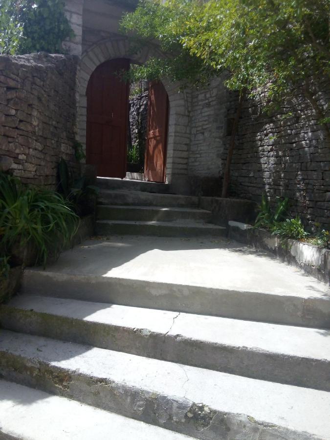Ruols Guesthouse Gjirokaster Exterior photo